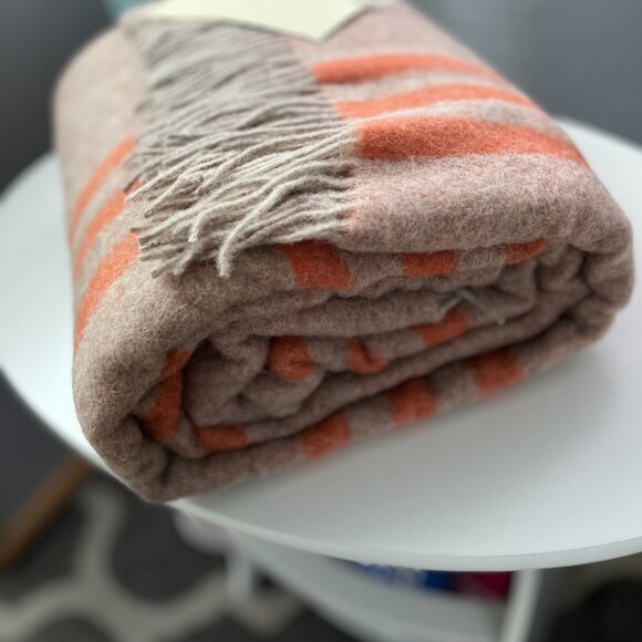 Alicia Adams Alpaca Boulder Throw - Light Taupe/Firecracker - Picture 2 of 6